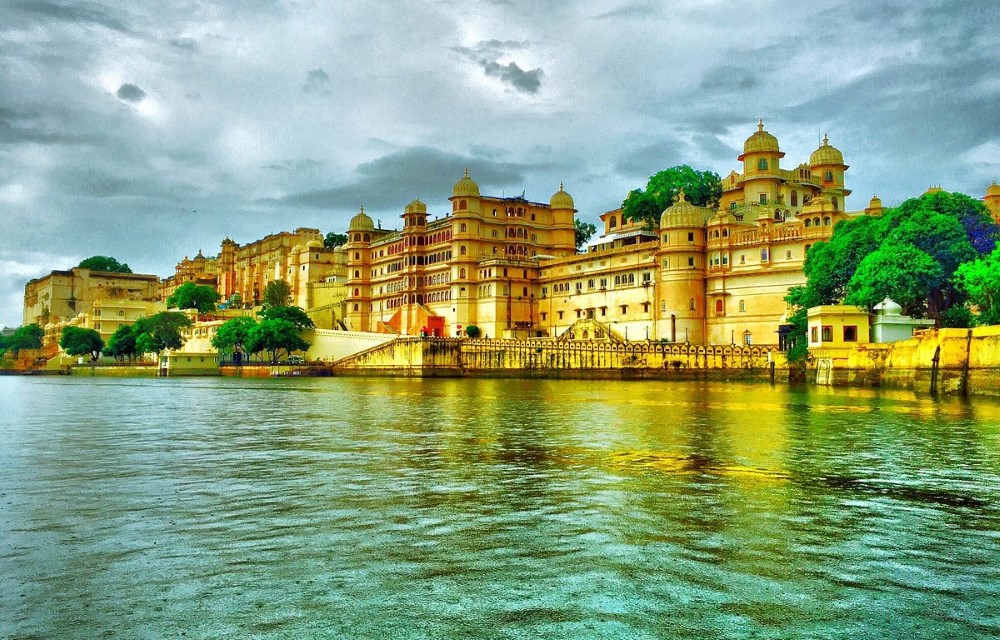 Pichola Lake <br> 2.5 km
